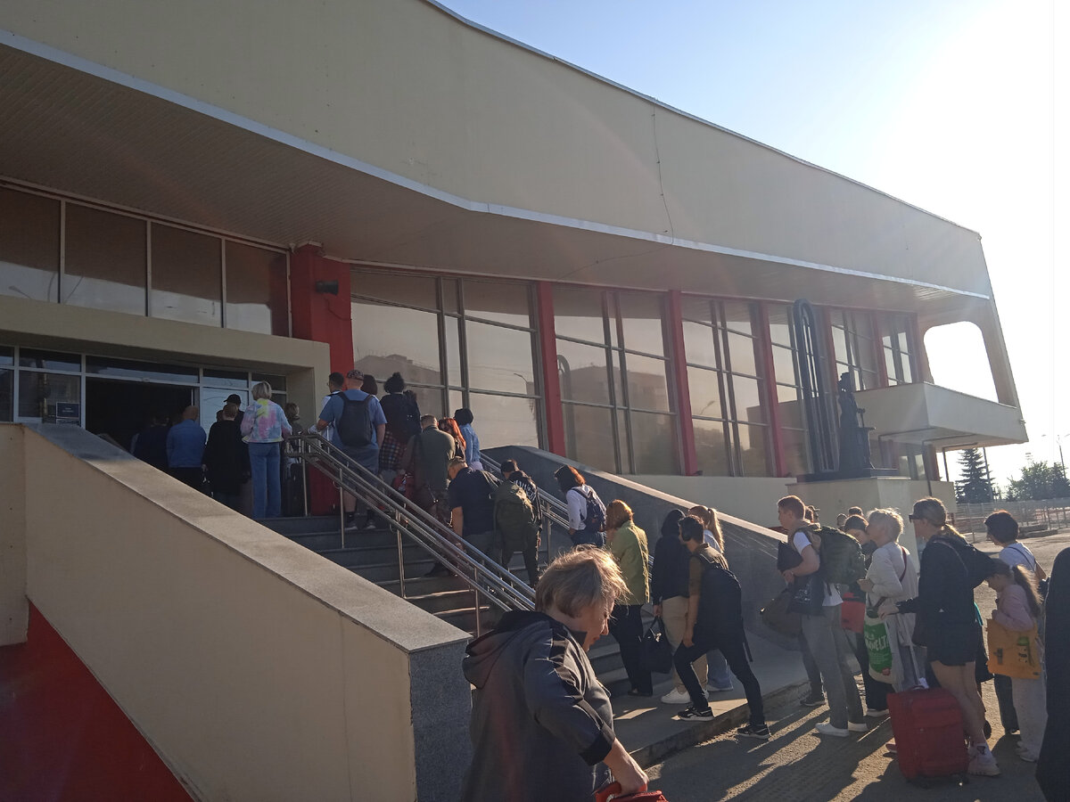 Очередь в вокзал. Личное фото автора