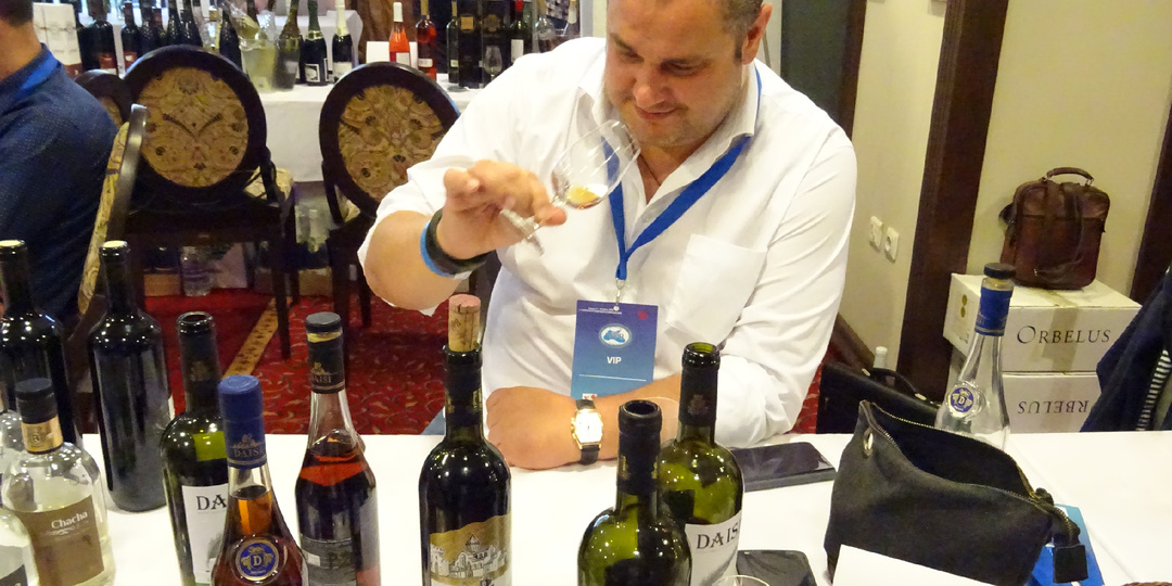 Грузины объяснили мне, как в России по этикетке определяют, настоящее это грузинское вино или "Минассали"