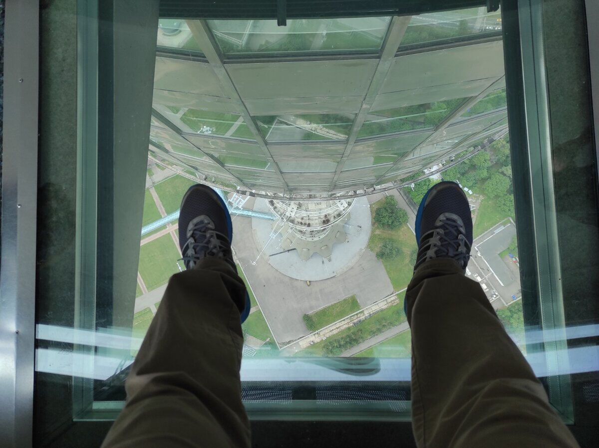 Говорят чем быстрее поднимаешься по карьерной лестнице тем быстрее падаешь. Может поэтому я двигаюсь так медленно... Фото из архива друзей. Башня Останкино. Москва. 2023. Ноги не мои😁