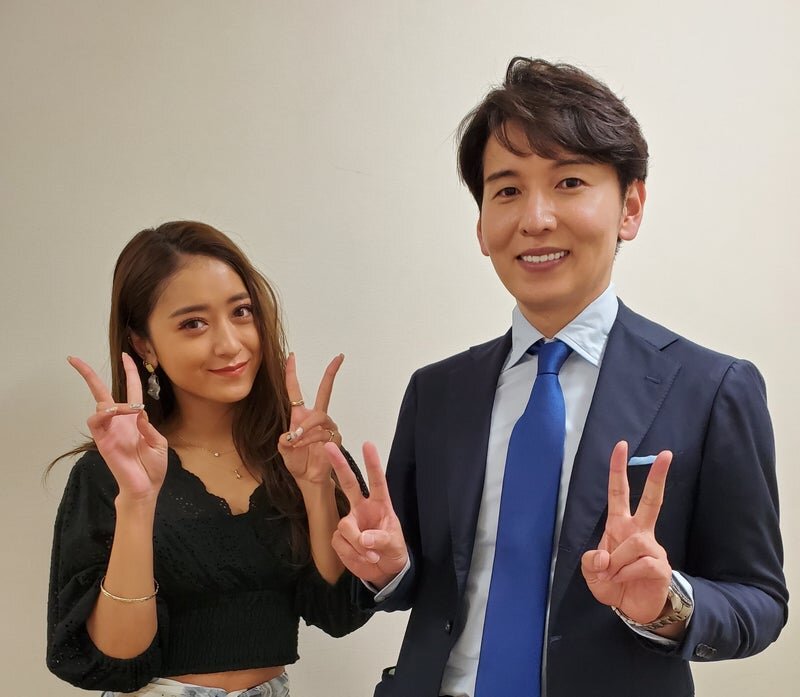 Фото диетолога Такафуми Кудо с похудевшей пациенткой