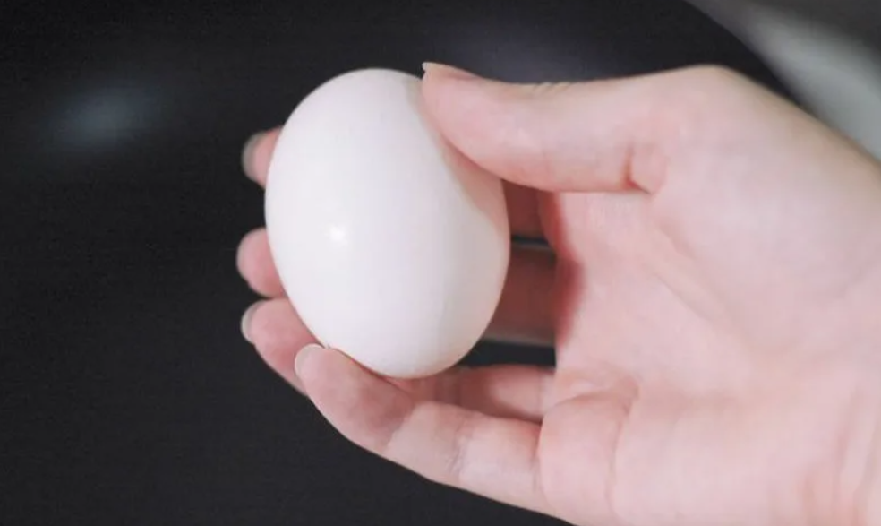 Как правильно разбивать яйца. Яйцо в руке. Куриное яйцо в руке. Белое яйцо в руке. Яйцо в ладони.