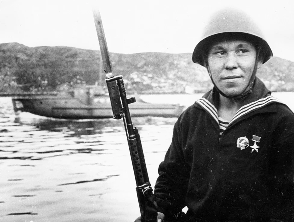 1941, 18 июля - Подвиг командира отделения морской пехоты Северного флота старшего сержанта В. П. Кислякова. Командир отделения морской пехоты Северного флота старший сержант В.П. Кисляков на важной в тактическом отношении высоте один в течение часа отражал атаки, сдерживал более сотни фашистов и задержал их до подхода подкрепления. Первым из моряков Северного флота удостоен в годы Великой Отечественной войны звания Героя Советского Союза.