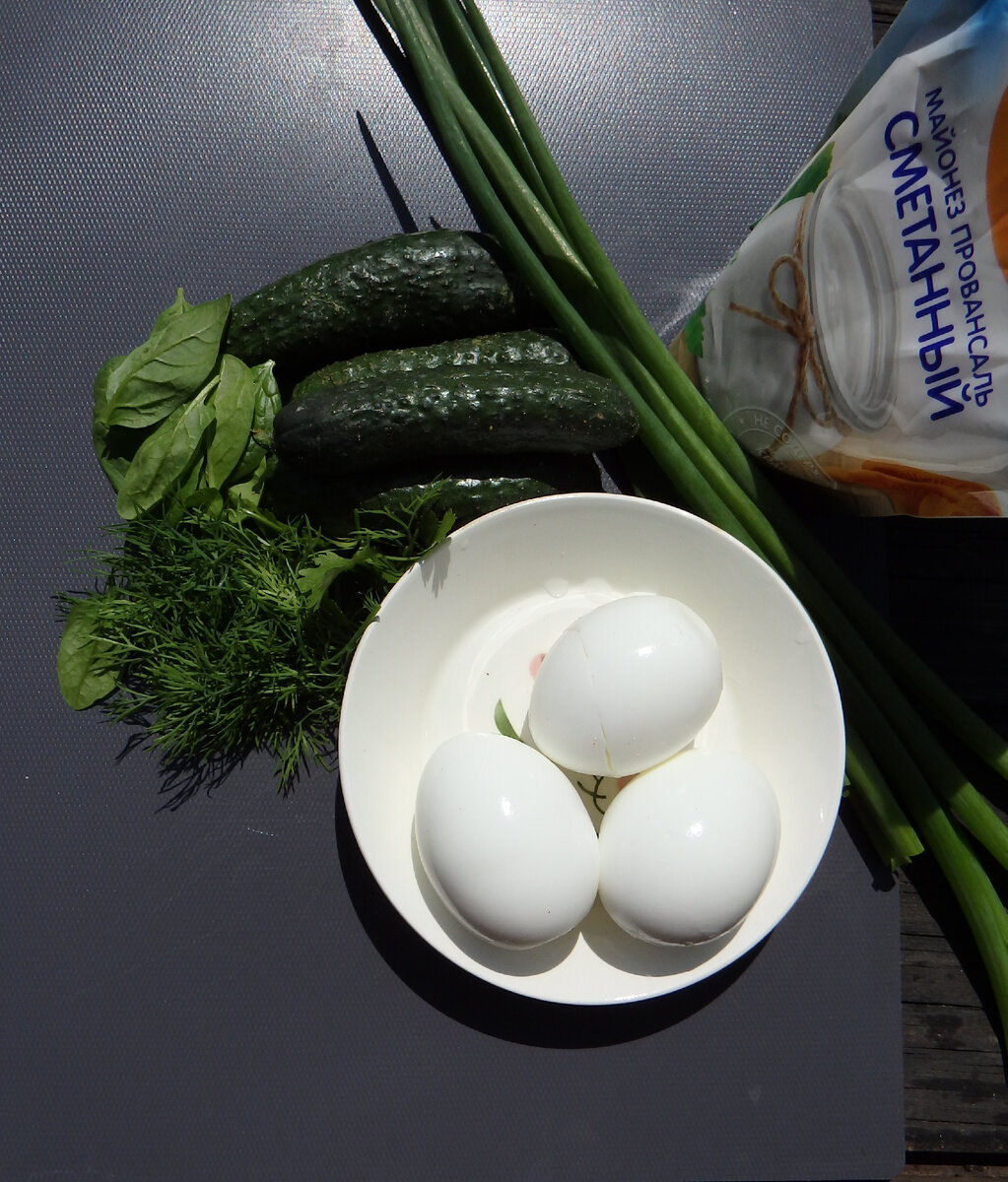 Ингредиенты: огурцы, яйца варёные, зелень (у меня зелёный лук, укроп, петрушка, шпинат) и майонез или сметана.