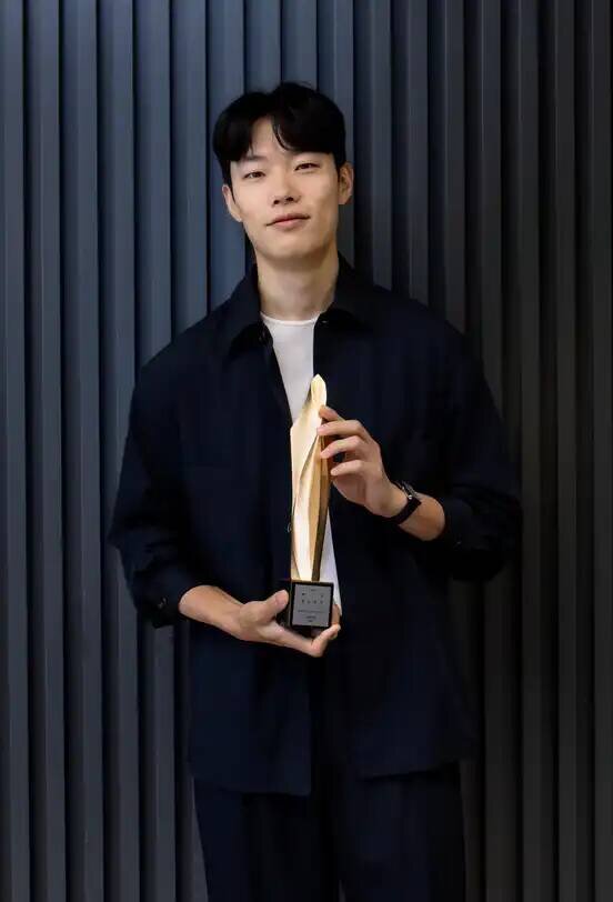 Актер Рю Джун Ель, лауреат премии за лучшую мужскую роль в разделе фильмов 59-й премии Baeksang Arts Awards, позирует для фотографий после интервью газете Korea JoongAng Daily в штаб-квартире JoongAng Ilbo на западе Сеула.