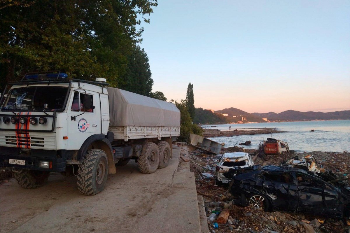 Спасатели достали из Черного моря три легковушки и погрузочный трактор |  АиФ-Юг | Дзен