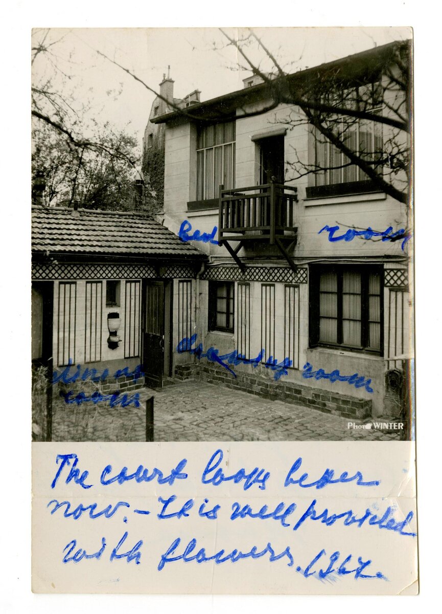 Фотография дома с подписанным Феликсом Юсуповым расположением комнат: на втором этаже спальня, на первом - столовая.