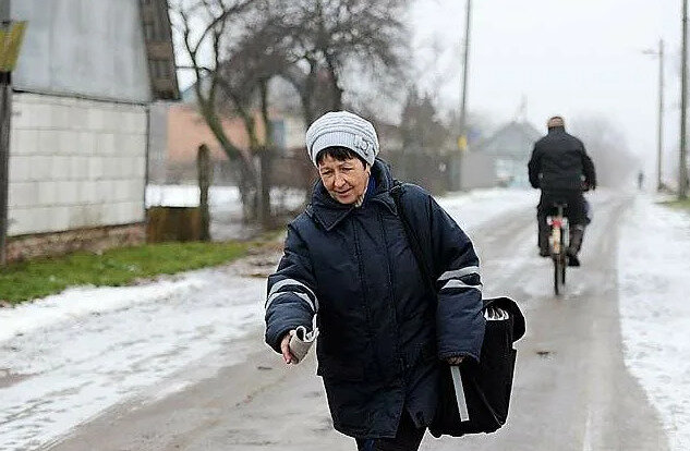 спецодежда почтальона. сельский почтальон. куртка почтальона. почтальон почта россии. почтальоны зимой.