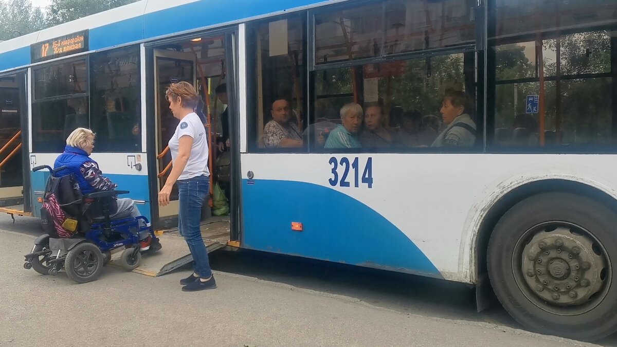 На остановке у моего дома