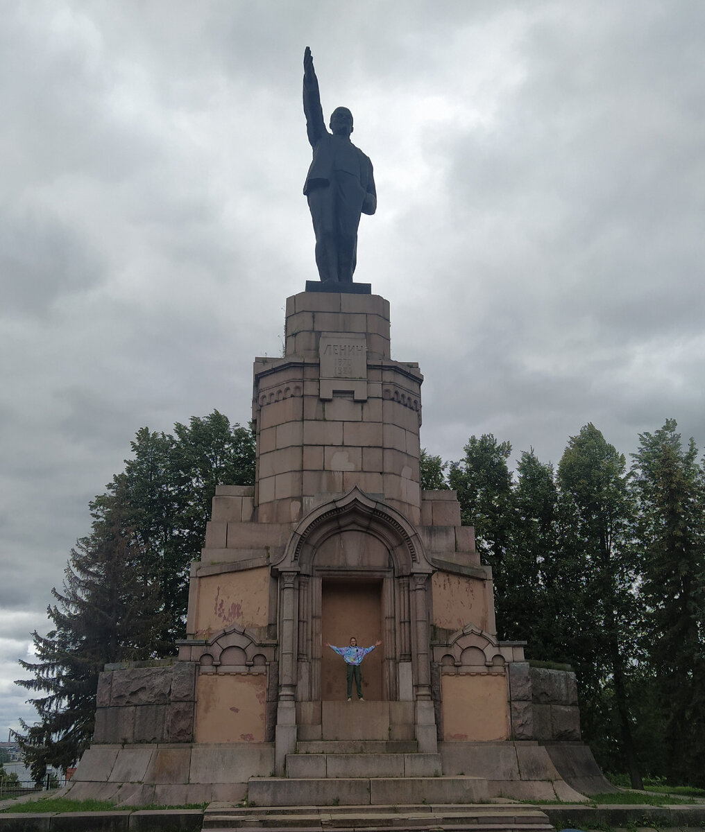 Костромской Ленин, тоже долгорукий, если бы он ее опустил, то рука оказалась ниже колена