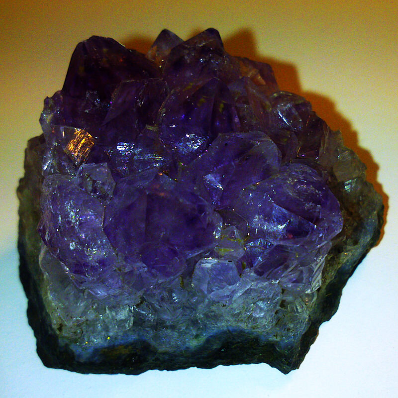 Кристалл аметиста. Авторство: Alexageev. Собственная работа, CC BY-SA 3.0, 