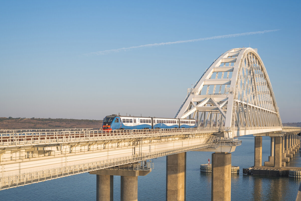 Рельсобус на Крымском мосту // Фото со страницы ВКонтакте Южной пригородной пассажирской компании