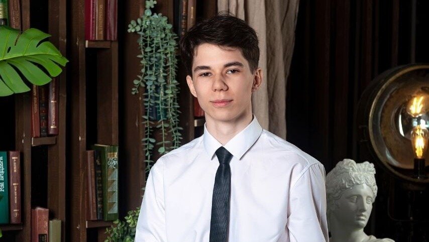     Выпускник школы №134 Нижнего Новгорода Дмитрий Киселев получил 200 баллов по двум предметам на ЕГЭ в 2023 году. Он рассказал NewsNN, что в этом ему помогли трудолюбие, наставники и любимая девушка.