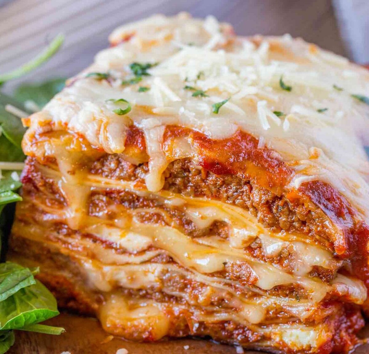Лазанья – это изысканное и вкусное итальянское блюдо, которое приготавливается с тонкими слоями листовых теста и сочным начинкой из мяса и сыра. Это настоящая гастрономическая находка для ценителей пасты и мясных блюд. В данной статье мы расскажем вам, как приготовить лазанью в домашних условиях.

Ингредиенты, необходимые для приготовления лазаньи:
- Лазанья (листовые теста) – 250 грамм;
- Фарш (говяжий или свиной) – 400 грамм;
- Лук – 1 штука;
- Чеснок – 2 зубчика;
- Томатная паста – 3 столовые ложки;
- Консервированные томаты – 400 грамм;
- Оливковое масло – 2 столовые ложки;
- Соль, перец и другие специи – по вкусу;
- Моцарелла – 200 грамм;
- Пармезан – 50 грамм.

Шаг 1: Приготовление начинки
Первым шагом необходимо приготовить начинку для вашей лазаньи. Для этого необходимо порезать лук и чеснок мелкими кубиками. В сковороде с нагретым оливковым маслом обжарьте лук и чеснок до золотистого цвета. Затем добавьте фарш и обжарьте его до полной готовности. После этого добавьте томатную пасту и консервированные томаты. Приправьте по вкусу солью, перцем и другими специями. Тушите начинку на небольшом огне около 15 минут, чтобы она хорошо пропиталась ароматами.

Шаг 2: Приготовление слоев теста
Во время, пока ваша начинка готовится, можно приступить к приготовлению слоев теста. Прокипятите воду и готовьте лазанью, следуя инструкциям на упаковке. Когда лазанья будет готова, процедите ее и промойте холодной водой, чтобы не прилипала.

Шаг 3: Сборка лазаньи
Выберите форму для запекания, подходящую размером и формой для вашего блюда. Смажьте ее небольшим количеством масла, чтобы лазанья не прилипла. Разместите первый слой листов теста на дне формы. Затем добавьте на него слой начинки, равномерно распределив ее по всей поверхности. Повторите эту процедуру с оставшимися слоями теста и начинки, создавая несколько слоев.

Шаг 4: Добавление сыра и запекание
После положения последнего слоя теста налейте оставшиеся соусы, стоит оставить немного соуса для последующего украшения. Посыпьте блюдо натертым пармезаном и мелко нарежьте моцареллу. Полейте блюдо оставшимся соком от начинки. Накройте форму фольгой и запекайте блюдо в предварительно разогретой до 180 градусов духовке в течение 30-40 минут. Затем снимите фольгу и запекайте лазанью еще 5-10 минут до золотистого цвета.

Шаг 5: Подача и подливка
Когда ваша лазанья готова, возьмите ее из духовки и оставьте на несколько минут на столе для остывания. Затем нарежьте блюдо на порционные кусочки и подавайте на стол. Подливкой к лазанье может служить остаток соуса, который оставался после приготовления начинки. Посыпьте блюдо свежими зеленью или тертым пармезаном для дополнительного аромата и визуализации.

Теперь у вас есть отличный рецепт, как приготовить вкусную итальянскую лазанью прямо в домашних условиях. Приятного аппетита!