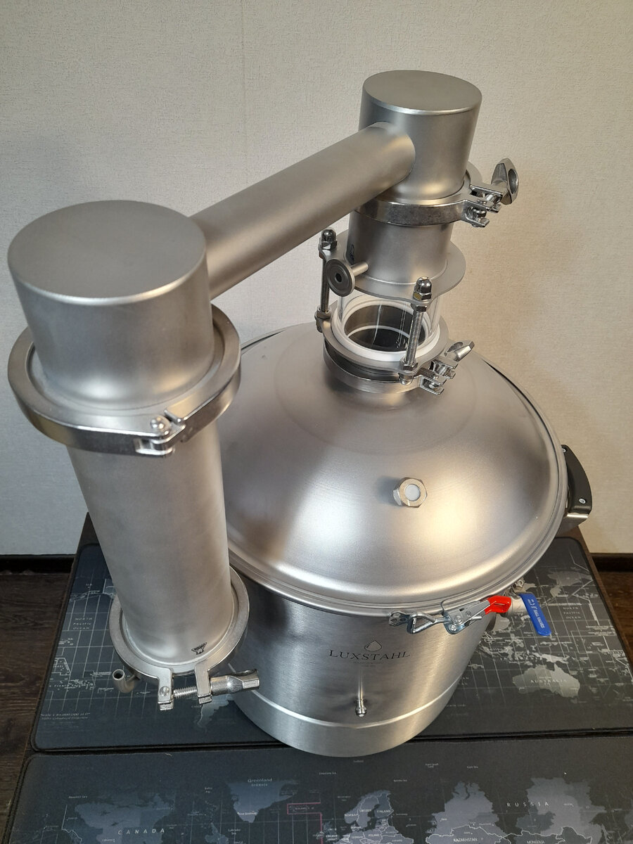 Фото 2. Видете над диоптром штуцер под дюймовый кламп? На него просится заглушка. На этом фото тоже можно оценить как близко нижний край холодильника к хомуту крышки куба.