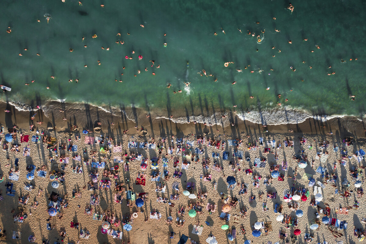 Обычное летнее утро на пляже в Анапе.