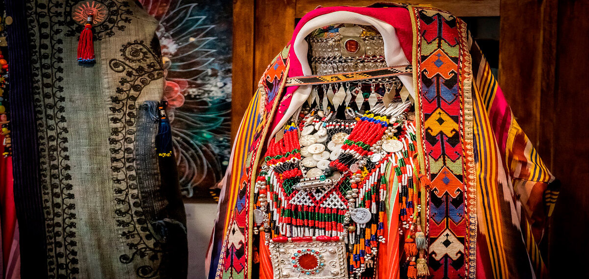 Выходной костюм взрослой женщины племени кунгирот. Фото Андрея Кудряшова / «Фергана»