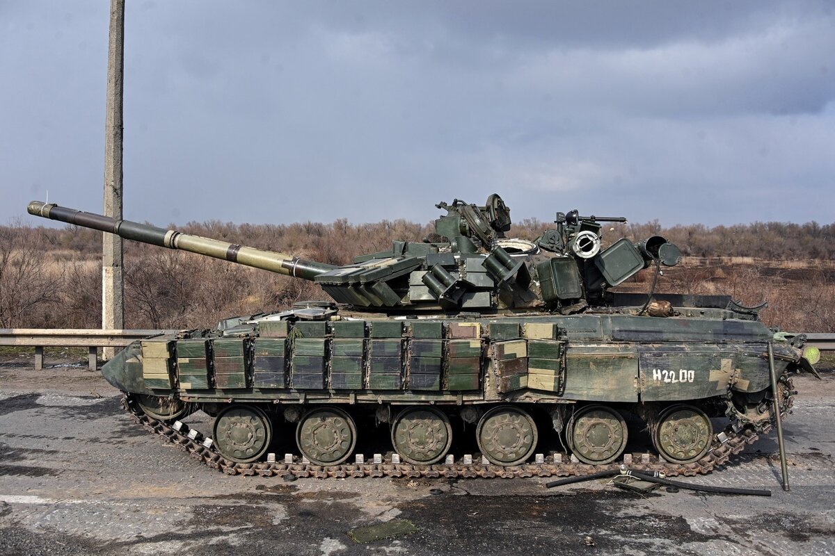 Советский танк Т-64 в украинской модернизации и под названием "Булат". Обычно такие модернизации носят пиксельный камуфляж. Говорят, что все эти машины - наши противники, но... листайте вправо 👉