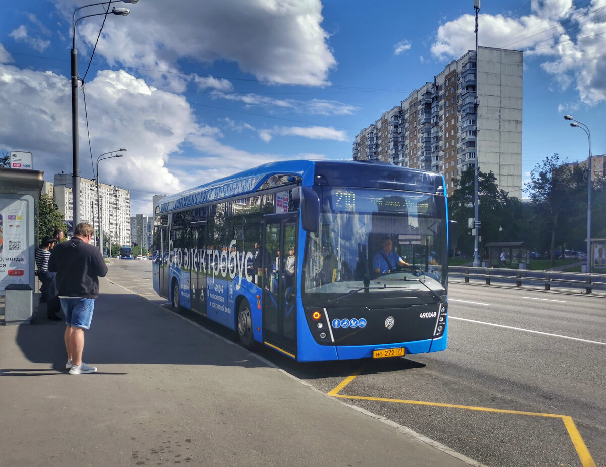 Электробус 490149 КамАЗ-6282 на маршруте № 210. Пятницкое шоссе, остановка "Митинский радиорынок".