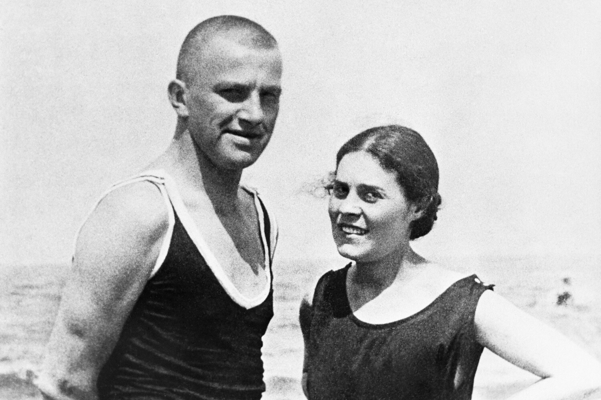 Владимир Маяковский и Лиля Брик в Германии на курорте Норден Зее в 1922 году / РИА Новости