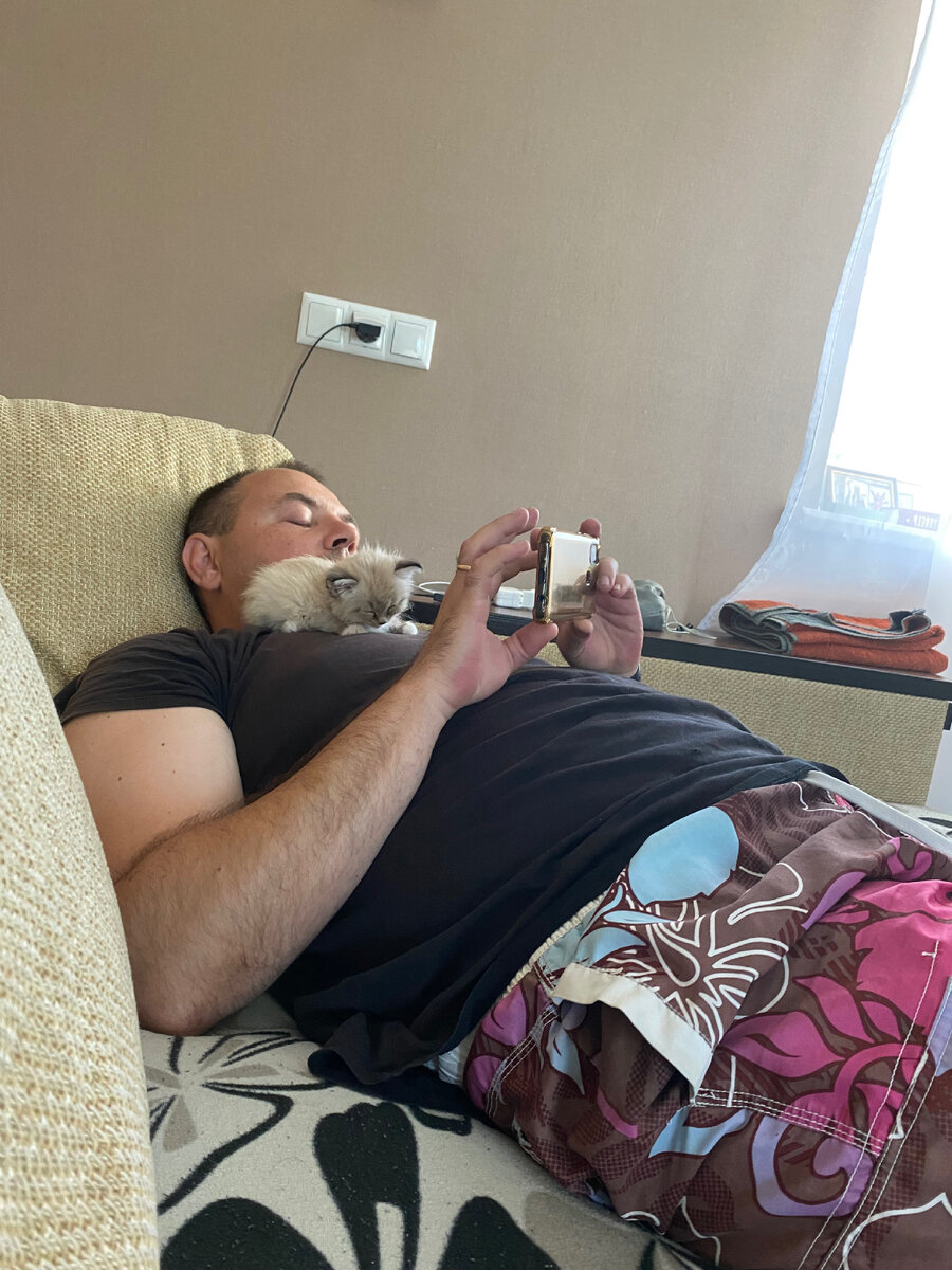 Стеша с папой играет.