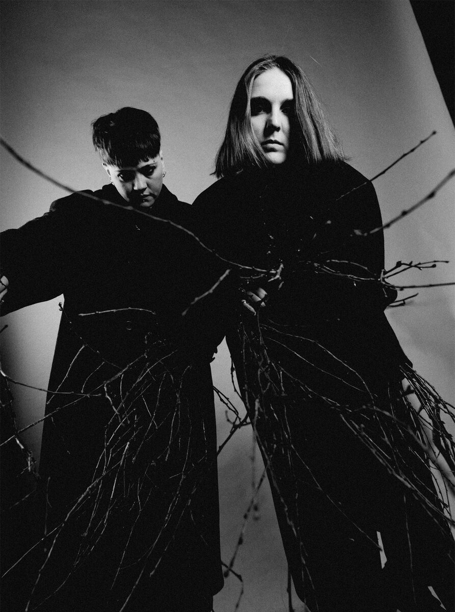 Группа Иштар. Слева на фото - Лена, справа - Лиля