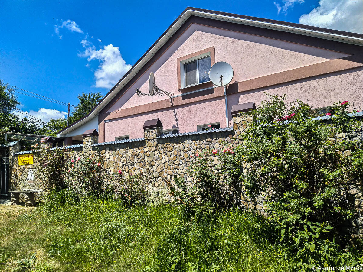 Этот дом не так давно был выставлен на продажу.