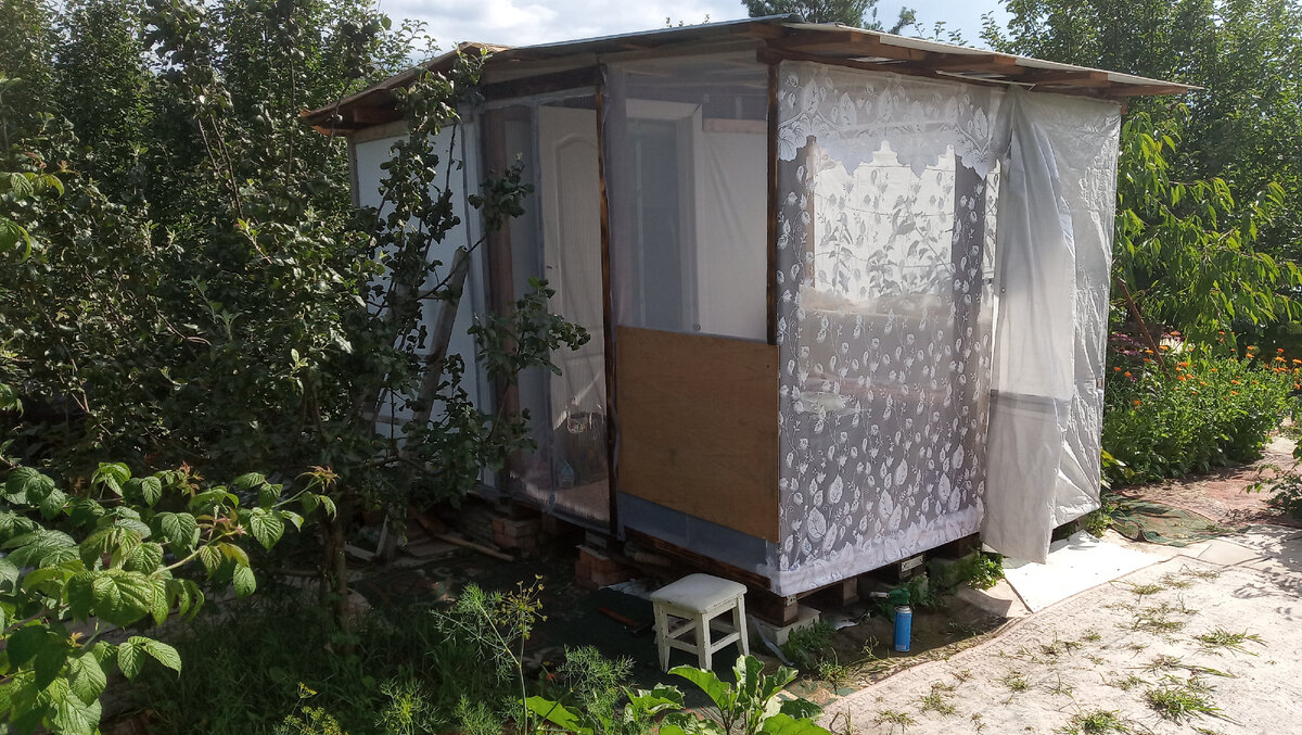 Веранда обтянута москитной сеткой.фото автора