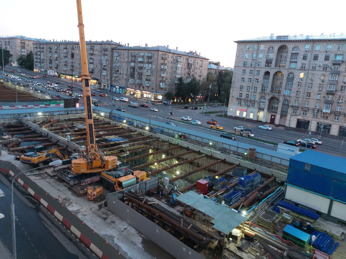 📷 1: Около улицы Панфёрова вяжется арматура перекрытия — в последствии туда будет переключению движение автотранспорта для достройки станции. Раскрывается котлован одного из выходов на поверхность.  