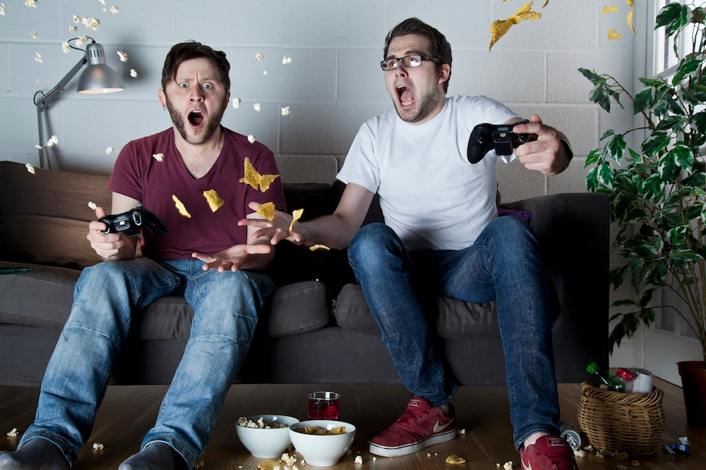 Article video games. Парень играет в приставку. Играющий в приставку чел. Человек с джойстиком. Мужик с джойстиком.
