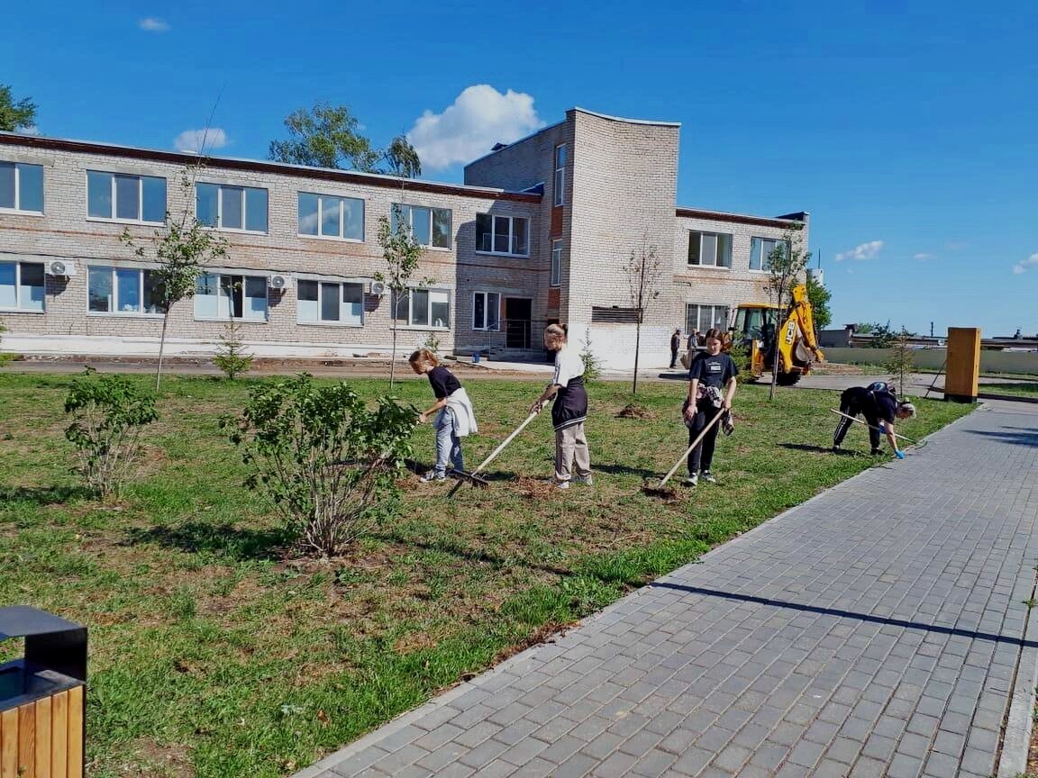 В Князевском сельском поселении прошла экологическая акция «Сделаем посёлок  цветущим» по благоустройству территории парка культуры и отдыха | Новости  Тукаевского района | Дзен