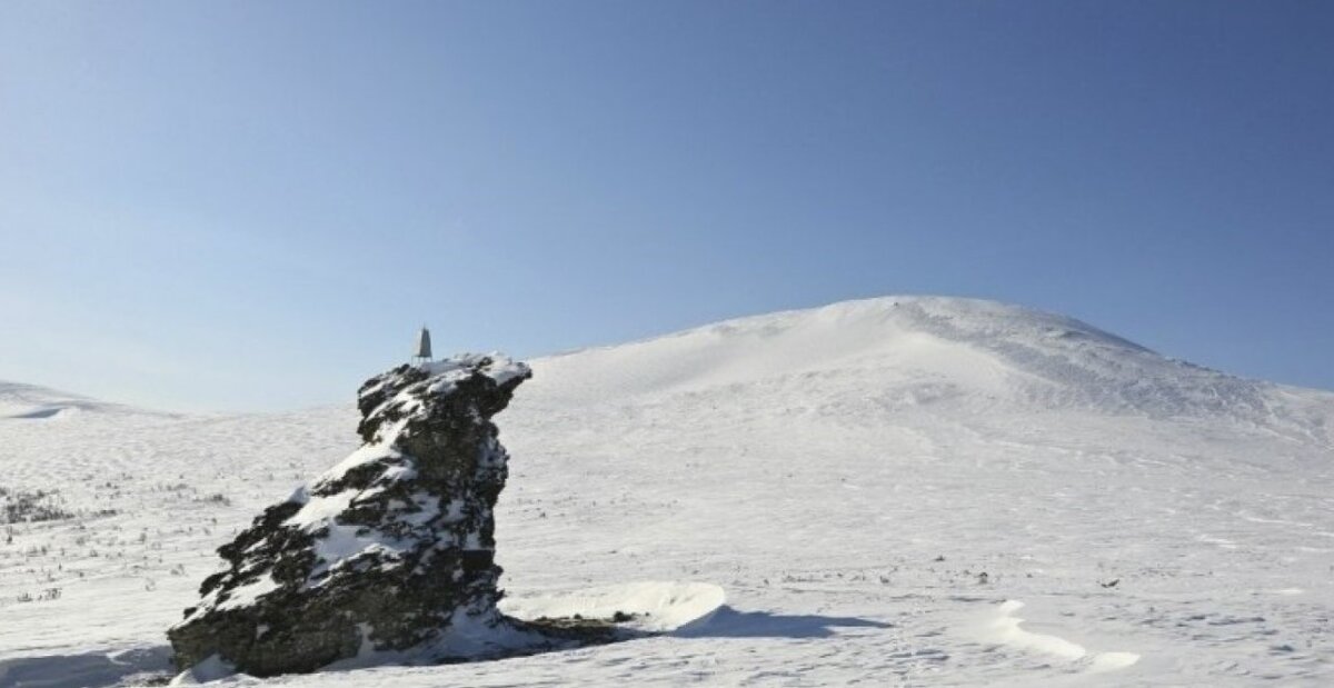 Обелиск группе Дятлова на фоне горы Холатчахль "высота 1079" (фото из Яндекс Картинки)