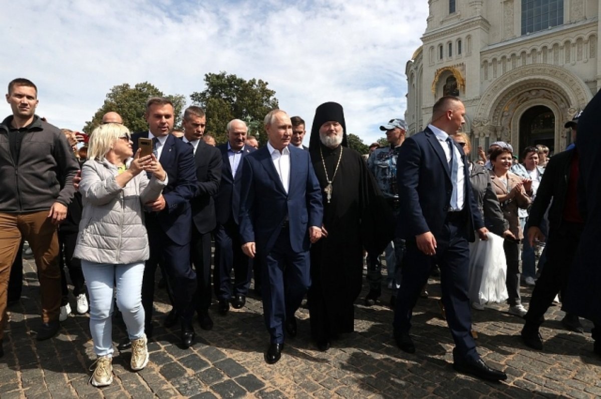    В Сети восхитились кадрами, на которых Путин общается с людьми в Кронштадте