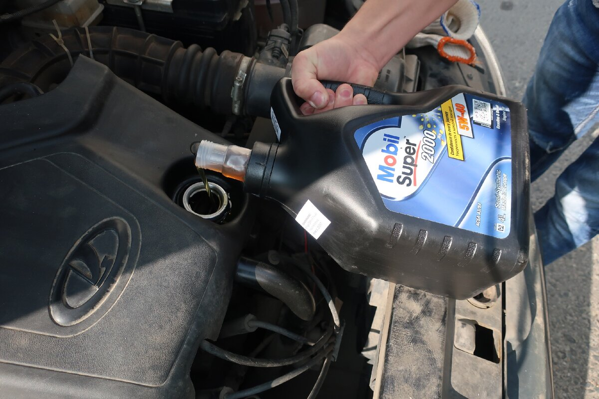 Доливка масло в двигатель sdlg 9641. Toyota probox 2005 антифриз. Расширительный бачок ваз 2109 инжектор. Доливка масла в двс зил 131. Масло для рено меган 2.