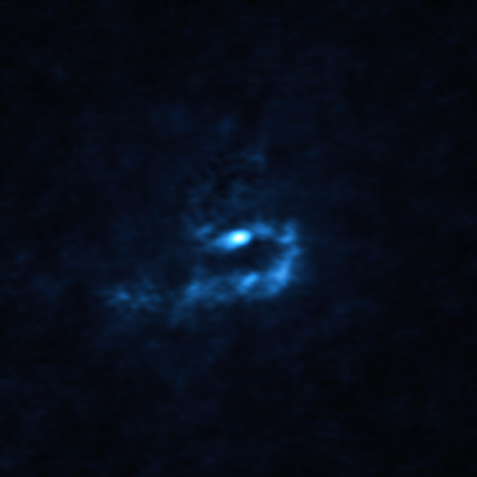    This image of the young star V960 Mon and surrounding dusty material was obtained with the Atacama Large Millimeter/submillimeter Array (ALMA), in which ESO is a partner. Large dusty clumps with masses similar to that of planets are visible here as blue blobs. These clumps could contract and collapse via a process known as “gravitational instability” to form giant planets roughly the size of Jupiter. Александр Шереметьев