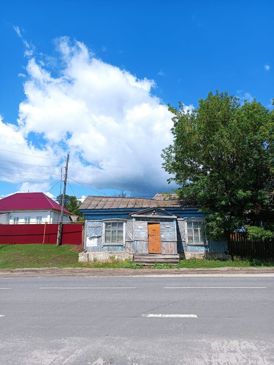 Фото автора. Старики похожи чем то на такие вот перекошенные здания, мне так кажется