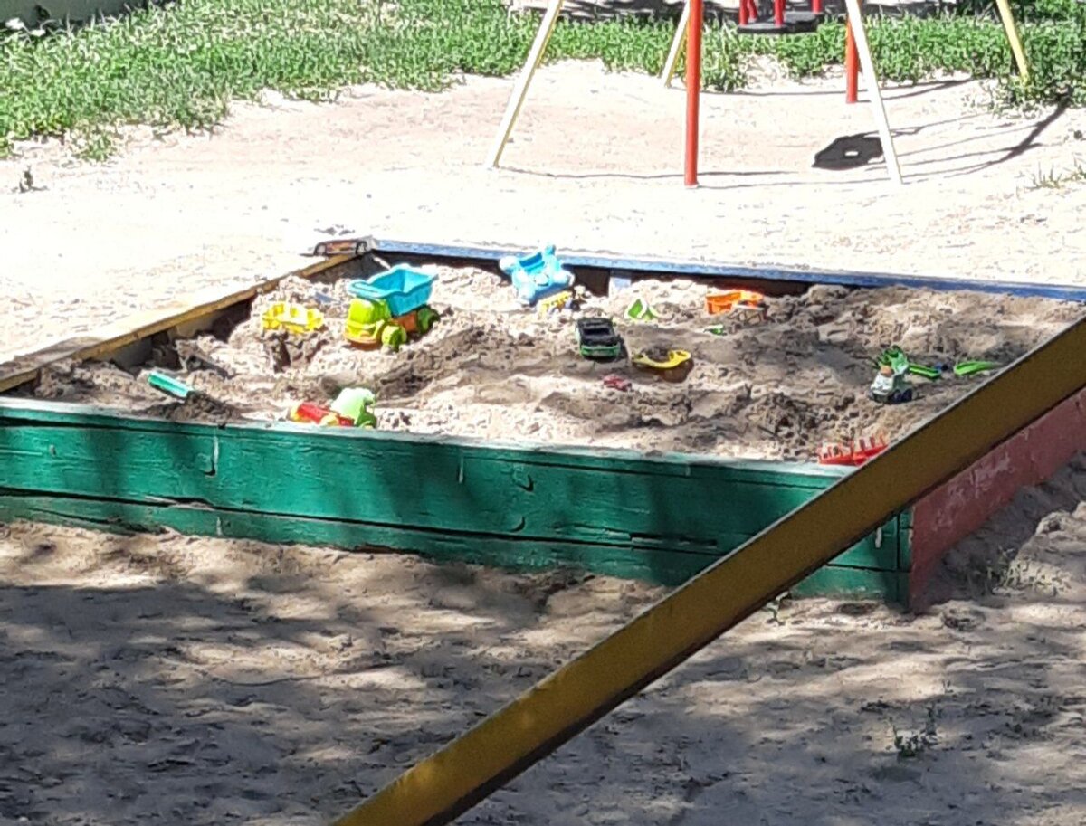 На нашей дворовой песочнице новые игрушки появляются регулярно