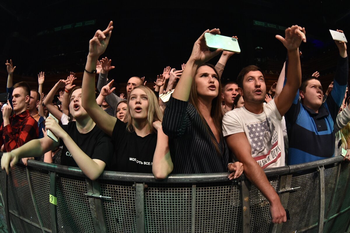 Фанаты группы ария. Фанатки на рок концертах. Группа фанатов. Группа фанатов. Фан группа на концерте.