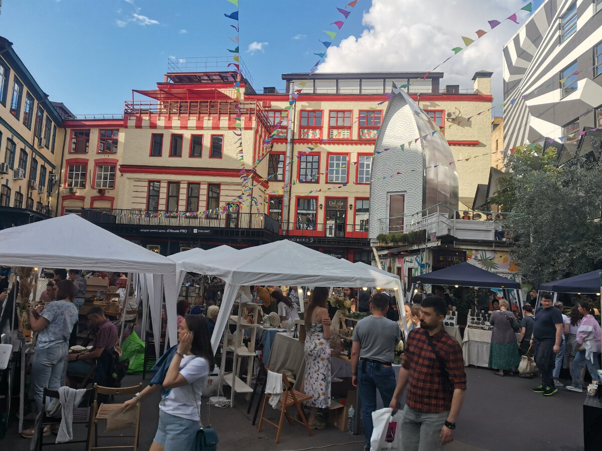 В июле керамический фестиваль проходил на свежем воздухе в Artplay.  Рассматривала с интересом, так как мой керамический интерес со временем только  нарастает.-2