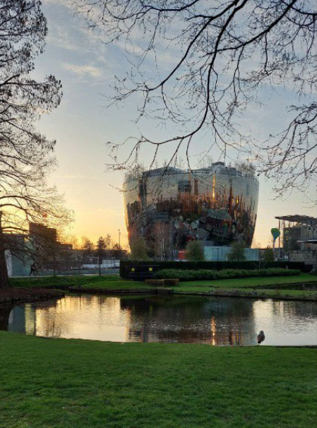 Внешний вид Depot Boijmans Van Beuningen эффектно смотрится с зеркальным фасадом, в котором отражаются Музейный парк и горизонт Роттердама. Фасад здания состоит из 6 609 квадратных метров стекла, разделенного на 1 664 зеркальных панно. На вершине здания семьдесят пять берез и двадцать сосен. Если смотреть с воздуха на De Pot перпендикулярно вниз, то зелень сада на крыше сливается с зелеными окрестностями парка.  