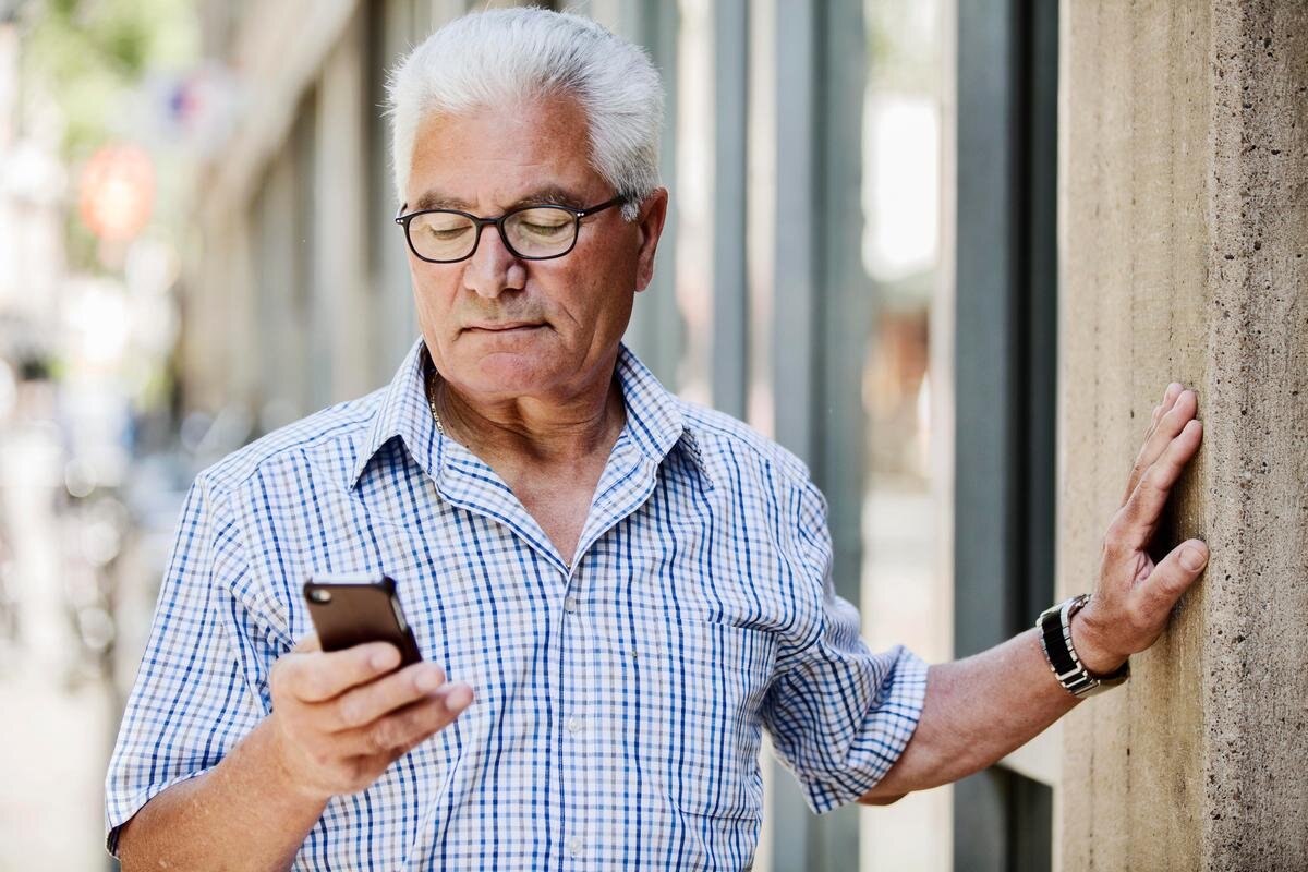 Пожилые мужчины рассказ. Дедушка со смартфоном. Дед с телефоном. Дедушка с телефоном. Смартфон для пенсионеров.