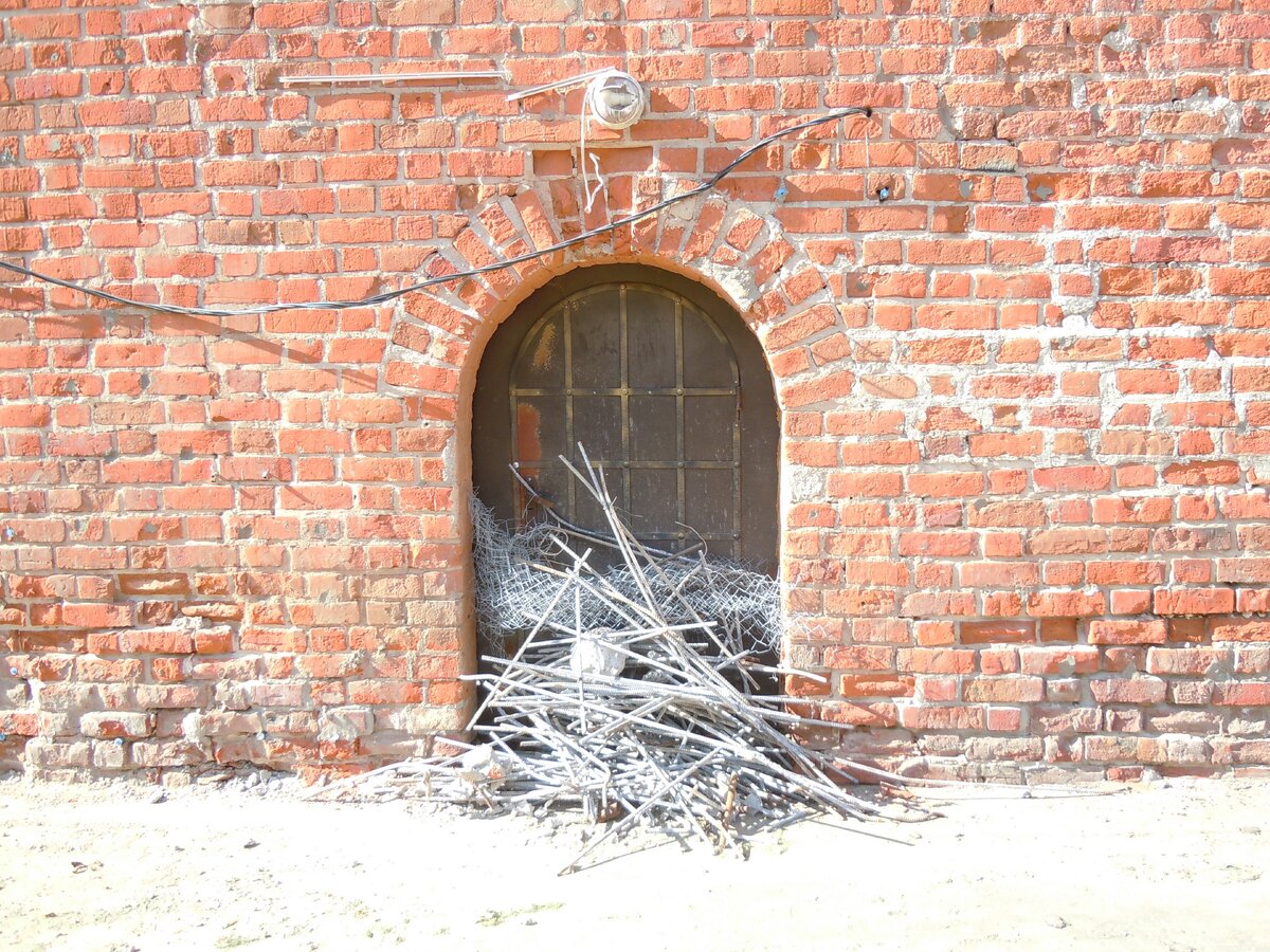 Продолжим экскурсию по кремлю. Это взгляд через стройку фуникулёра на участок с Часовой башней.-26