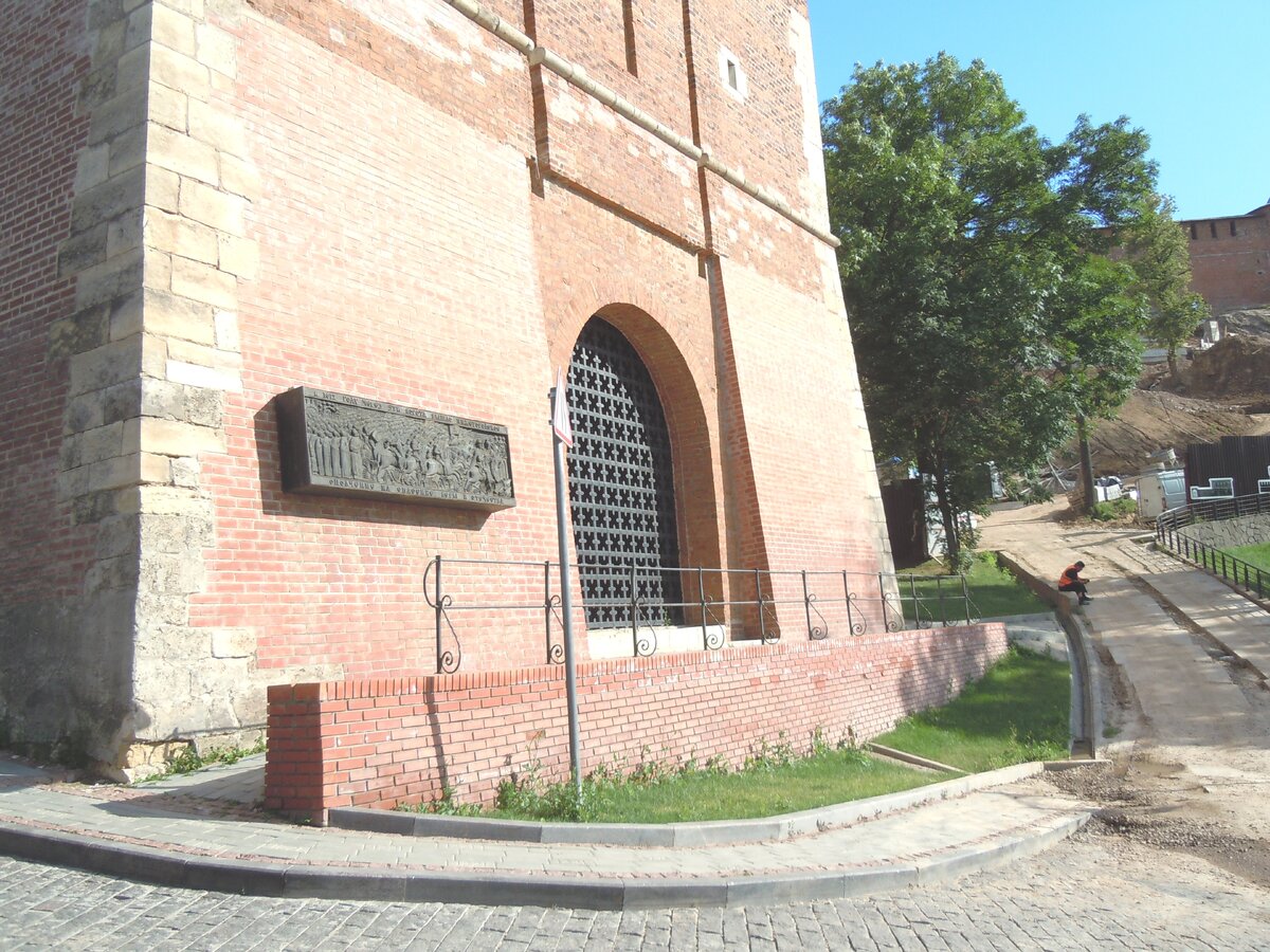 Продолжим экскурсию по кремлю. Это взгляд через стройку фуникулёра на участок с Часовой башней.-38