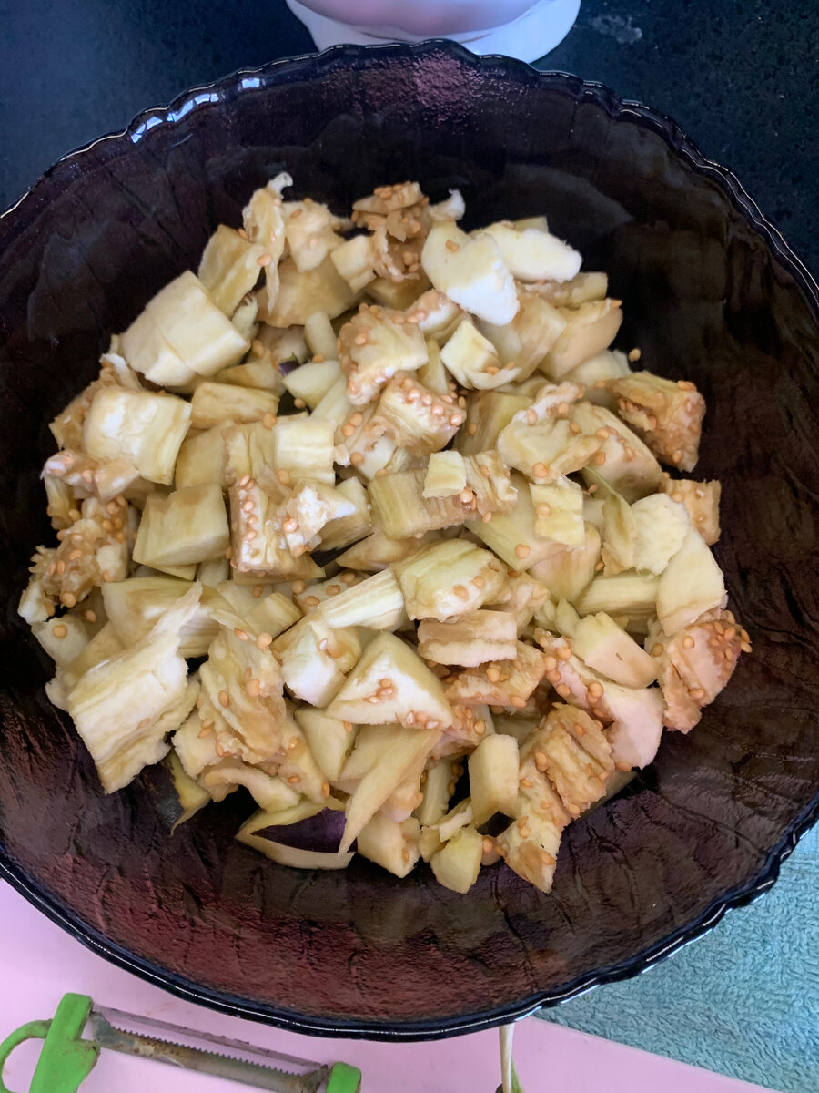 Мякоть баклажанов кладем в отдельную миску и хорошо солим, чтобы они не горчили. Оставляем их на некоторое время. 