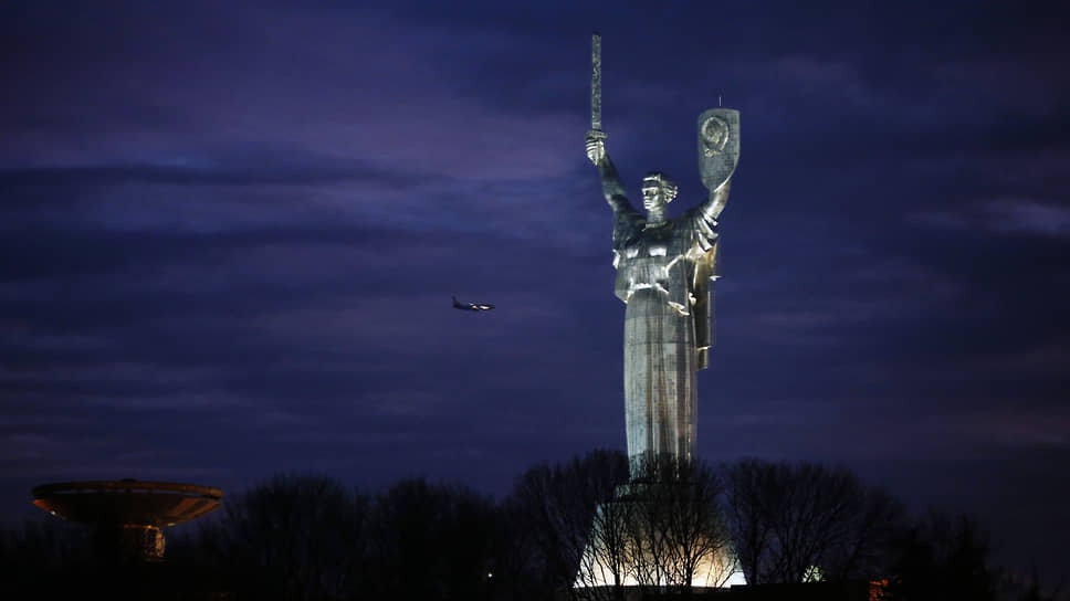 Фото: Иван Коваленко / Коммерсантъ📷Монумент «Родина-мать» в Киеве