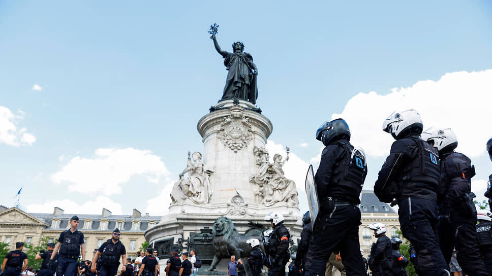 Фото: Gonzalo Fuentes / Reuters📷Французская полиция во время марша памяти Адамы Траоре, погибшего в 2016 году в ходе полицейской операции