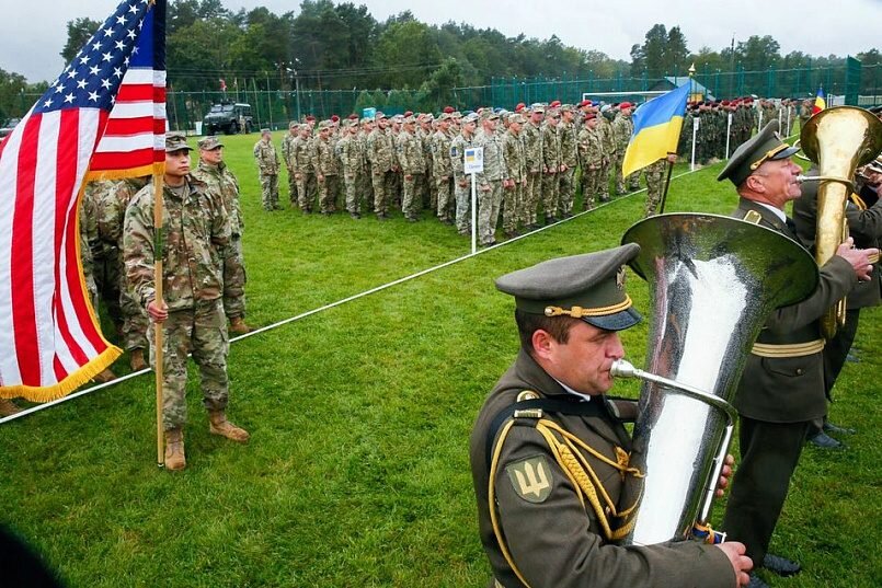    Флаг США давно пестрит повсюду на Украине, где дислоцируются американские военные объекты — разного рода «учебные центры» и «полигоны» /REUTERS