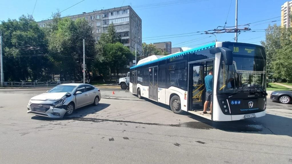     Водитель легкового авто, столкнувшегося с автобусом, обратилась за медицинской помощью, сообщили в понедельник, 31 августа, в пресс-службе ГИБДД по РБ