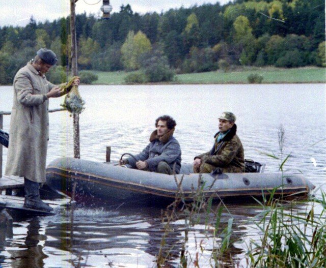 Кадр из постсоветской комедии Рогожкина «Особенности национальной рыбалки»
