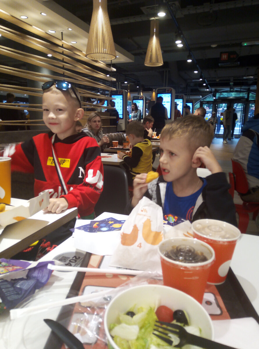 Вкусно-и точка на Манежной площади