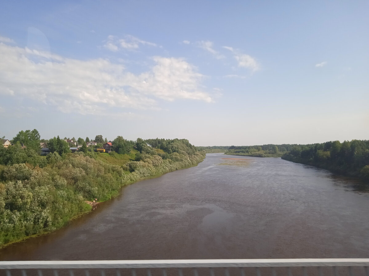На левом берегу деревня Кораблиха. Фото автора.